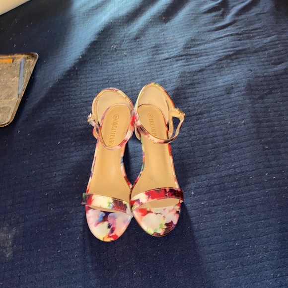 Small heel sandals more like a pump cutsy - Picture 1 of 12